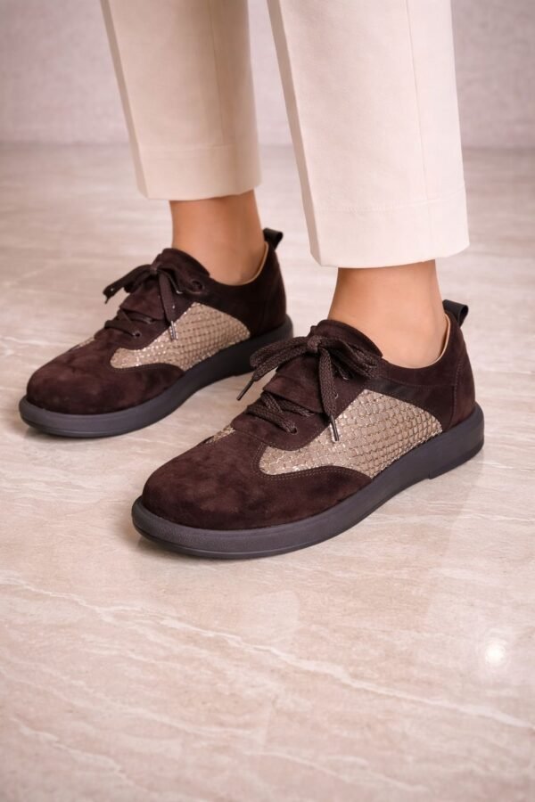 Šokoladiniai zomšos bateliai su tinkleliu