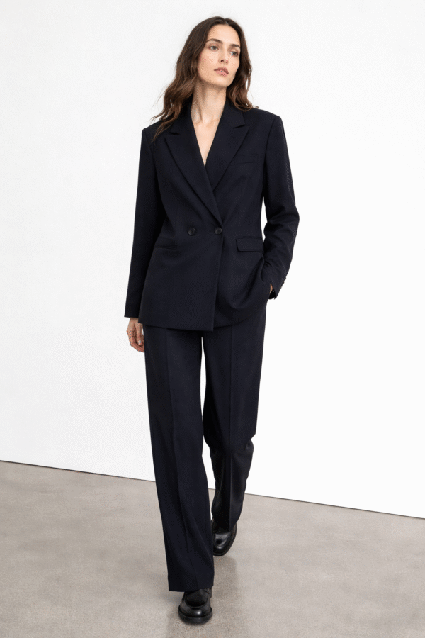 Tamsiai mėlynas kostiumas