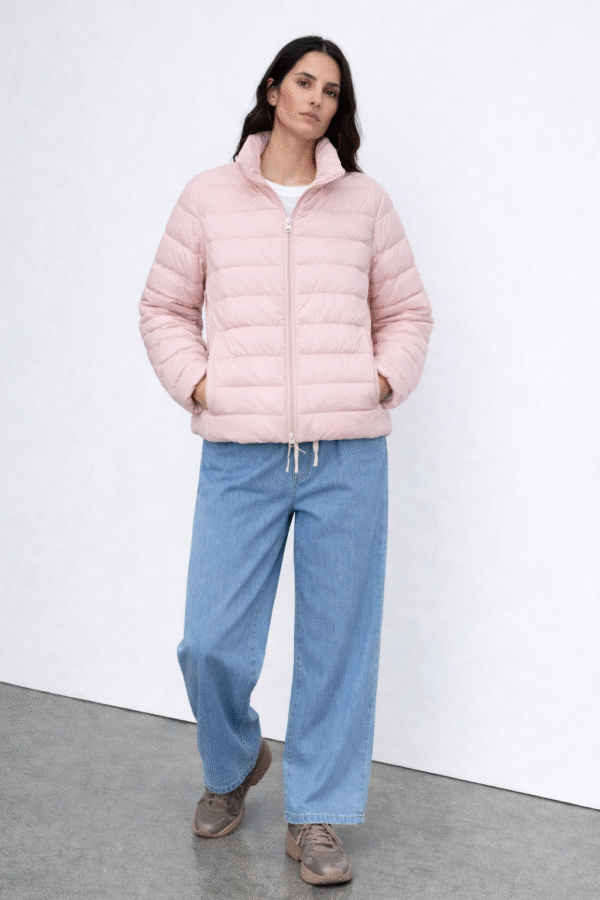 Lengva trumpa pūkinė striukė